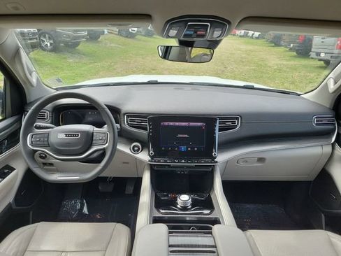 Used 2024 Jeep Wagoneer L Series II image 24