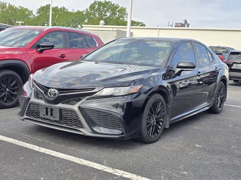 Used 2022 Toyota Camry SE AWD/4WD image 3