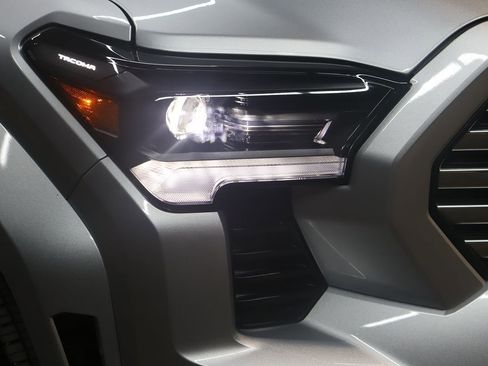 Used 2024 Toyota Tacoma Limited w/ Limited Package (LT) image 11