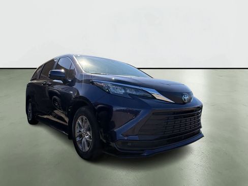 Used 2025 Toyota Sienna LE w/ LE Plus Package image 6