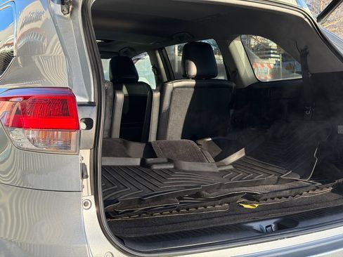 Used 2017 Toyota Highlander SE image 9