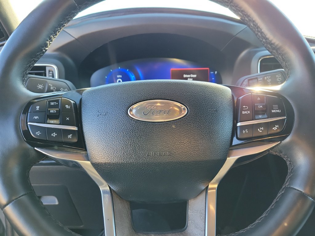 Used 2023 Ford Explorer Platinum w/ Technology Package AWD/4WD image 16