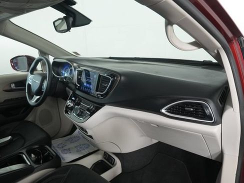 Used 2017 Chrysler Pacifica Touring-L w/ Tire & Wheel Group FWD image 18