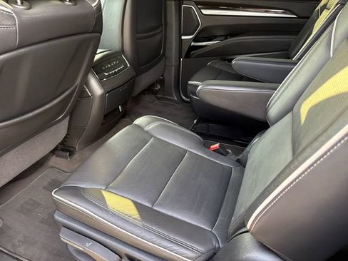 Used 2025 Cadillac Escalade Premium Luxury RWD image 19