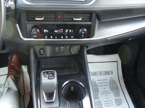 Used 2024 Nissan Rogue SV image 24