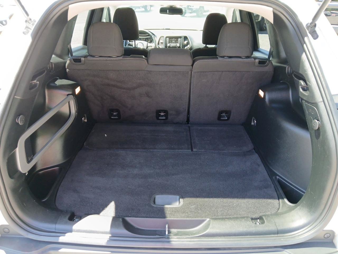Used 2018 Jeep Cherokee Latitude w/ Altitude Package FWD image 9