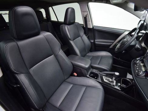 Used 2018 Toyota RAV4 Limited image 17