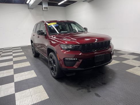 Used 2023 Jeep Grand Cherokee Limited w/ Black Appearance Package AWD/4WD image 6