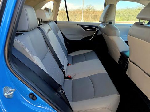 Used 2019 Toyota RAV4 XLE Premium image 30