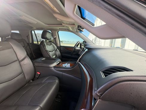 Used 2019 Cadillac Escalade Luxury RWD image 36