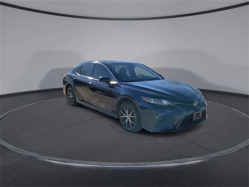 Used 2022 Toyota Camry SE image 2