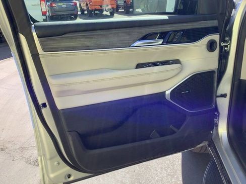 New 2023 Jeep Wagoneer Series III w/ Preferred Equipment Group image 9