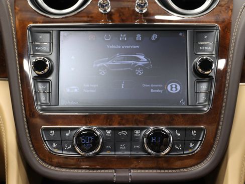 Used 2018 Bentley Bentayga AWD/4WD image 38