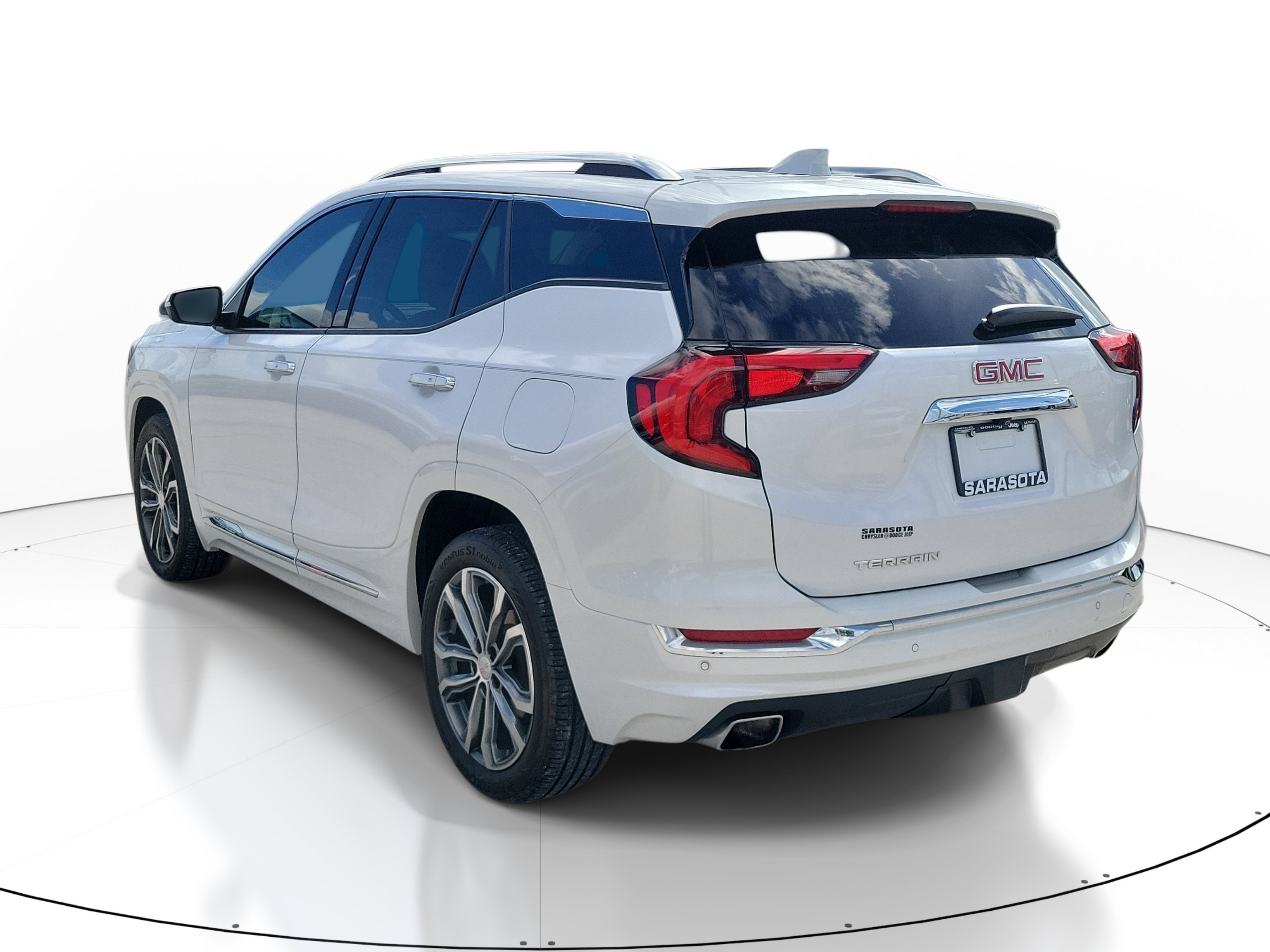 Used 2020 GMC Terrain Denali w/ Denali Premium Package FWD image 4
