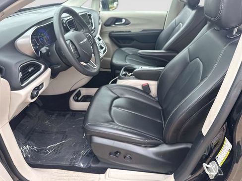 Used 2023 Chrysler Pacifica Touring-L FWD image 11