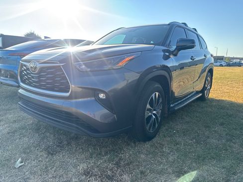 Used 2022 Toyota Highlander XLE AWD/4WD image 1