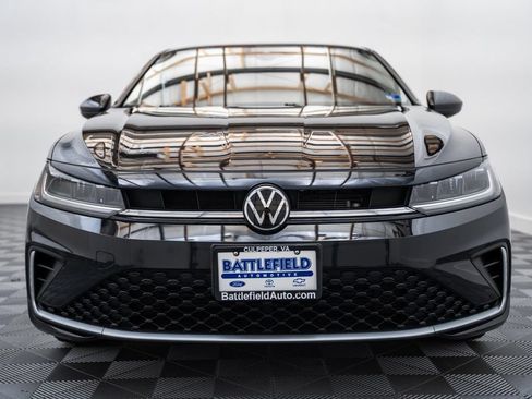 Used 2025 Volkswagen Jetta SE FWD image 2