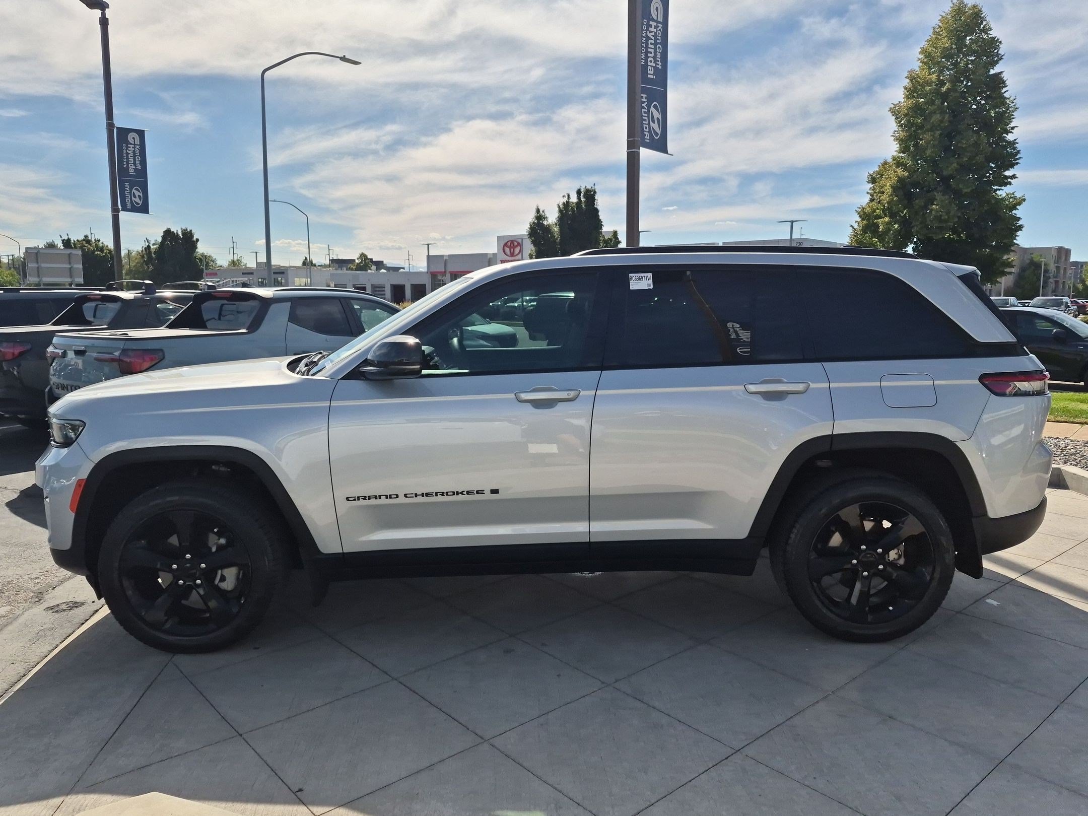 Used 2024 Jeep Grand Cherokee Limited w/ Black Appearance Package AWD/4WD image 9