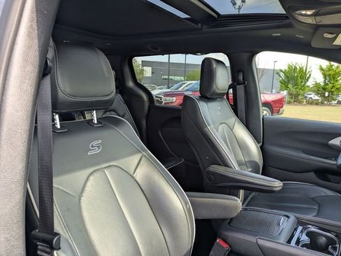 Used 2025 Chrysler Pacifica Limited FWD image 32