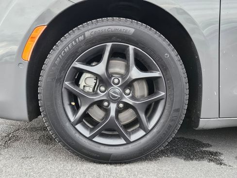 Used 2020 Chrysler Pacifica Touring-L Plus image 13