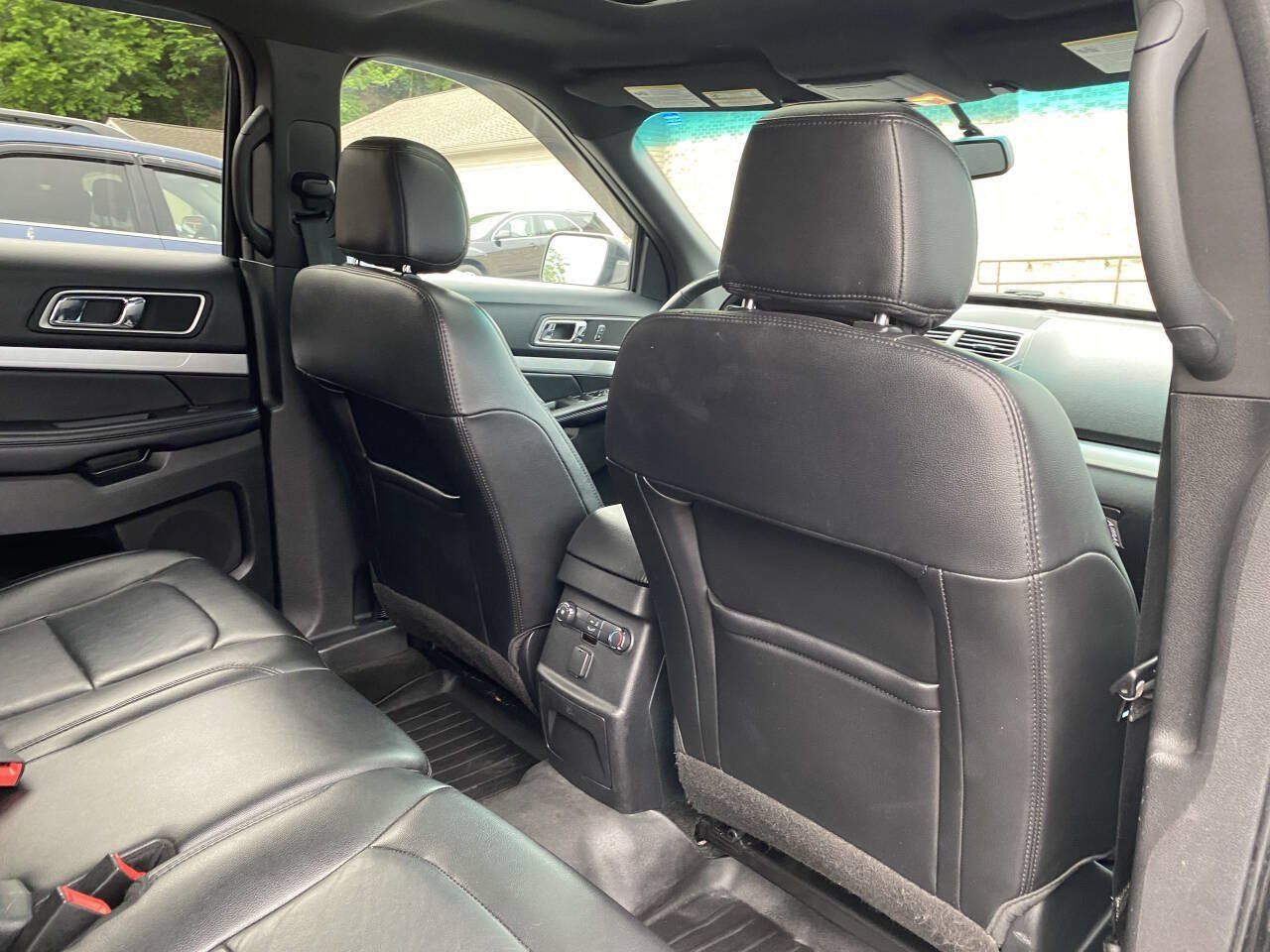 Used 2017 Ford Explorer XLT w/ Equipment Group 202A AWD/4WD image 22