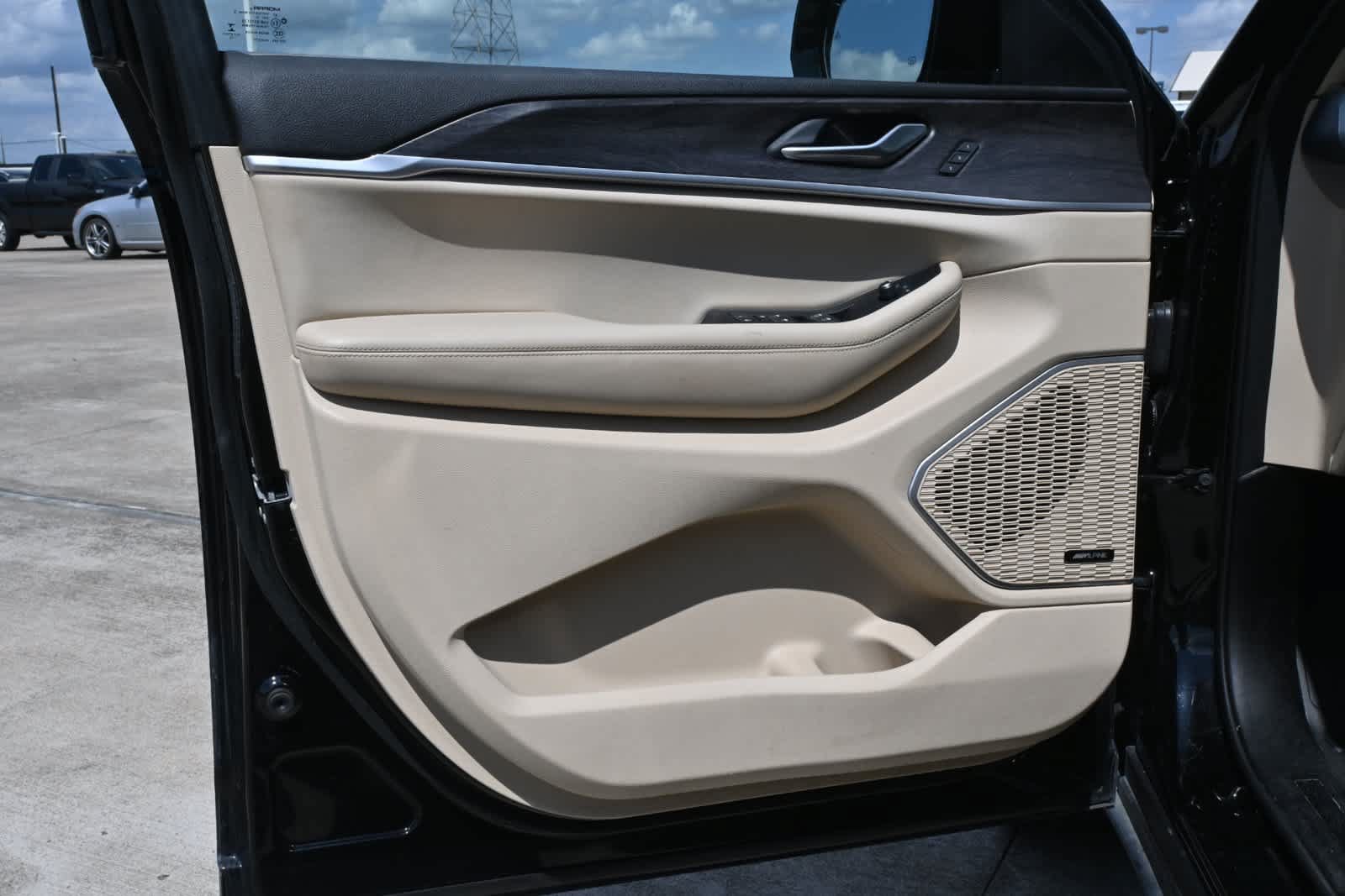Used 2022 Jeep Grand Cherokee Limited w/ Luxury Tech Group II RWD image 18