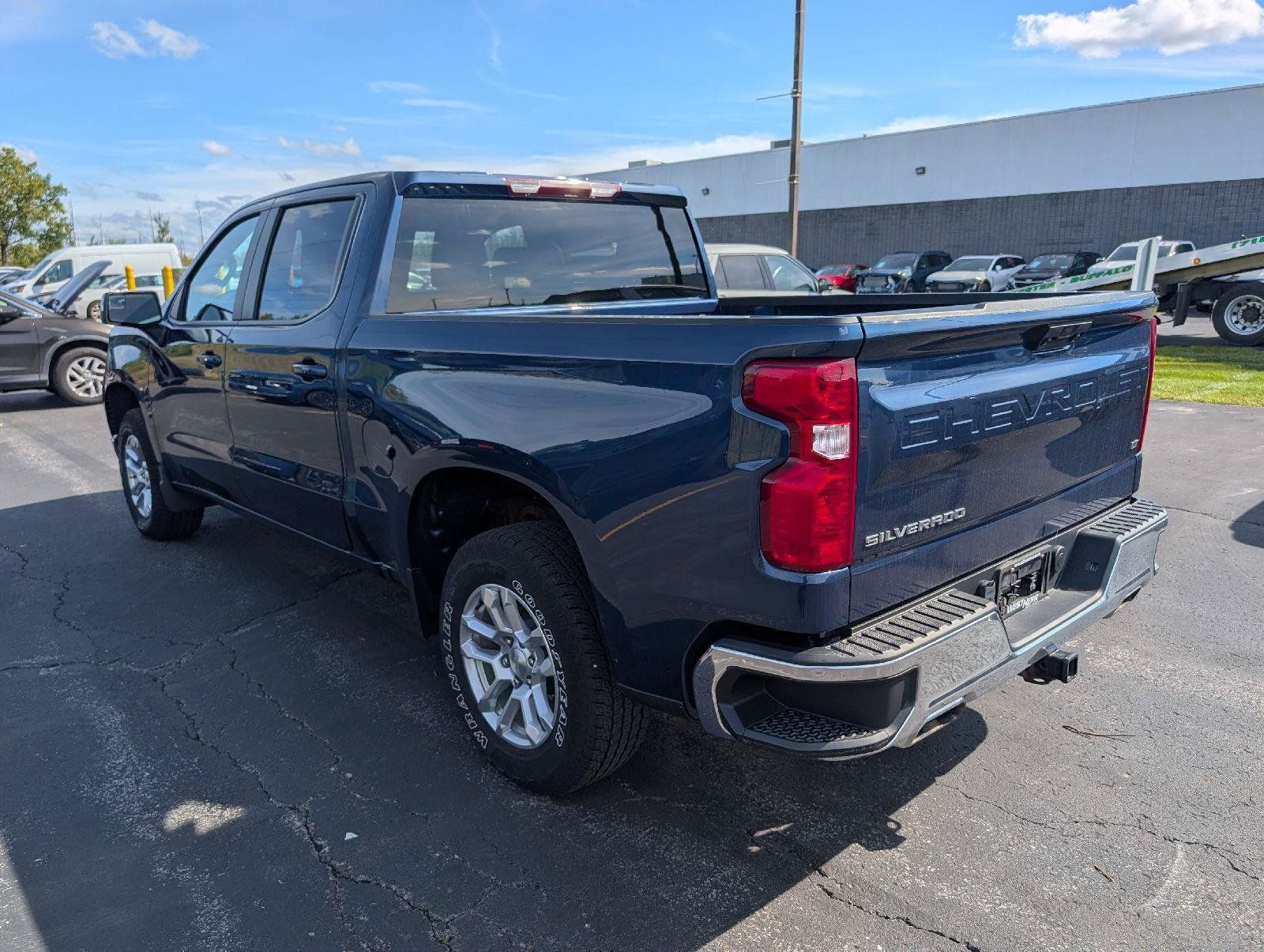 Used 2023 Chevrolet Silverado 1500 LT w/ Z71 Off-Road Package AWD/4WD image 6