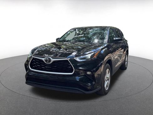 Used 2025 Toyota Highlander LE FWD image 3