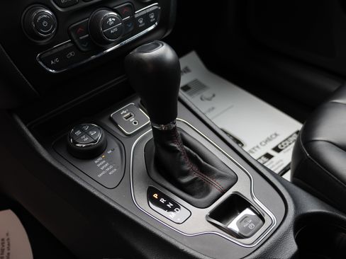 Used 2022 Jeep Cherokee Trailhawk AWD/4WD image 28