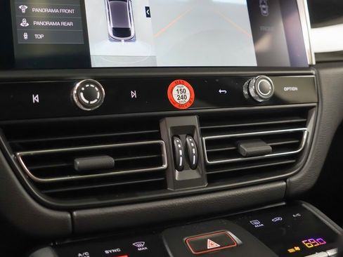 Used 2025 Porsche Macan image 32