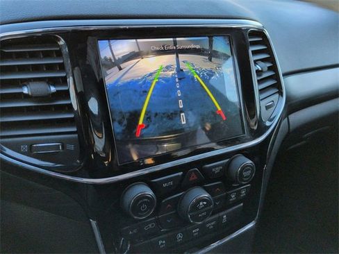 Used 2020 Jeep Grand Cherokee Altitude image 19