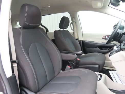 Used 2023 Chrysler Voyager LX FWD image 22