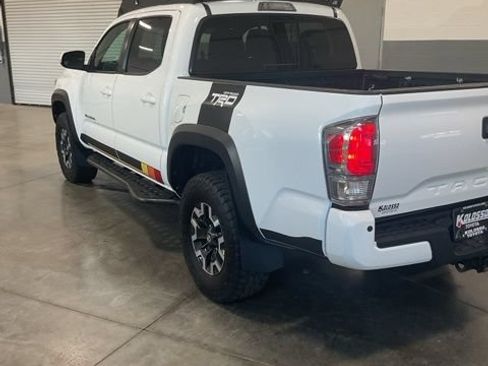Used 2022 Toyota Tacoma TRD Off-Road w/ Technology Package AWD/4WD image 12