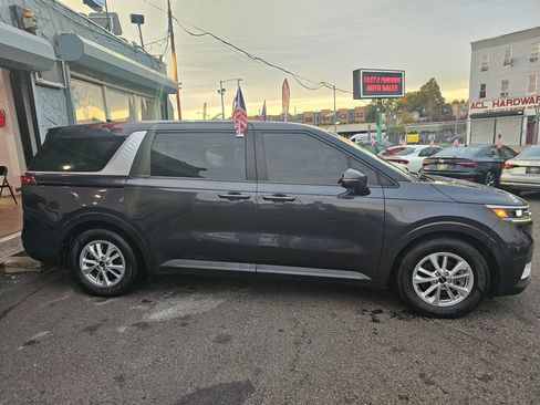 Used 2022 Kia Carnival LX image 3