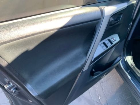Used 2018 Toyota RAV4 LE AWD/4WD image 21