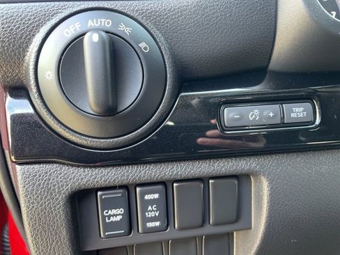 Used 2024 Nissan Titan SV w/ SV Convenience Package image 19