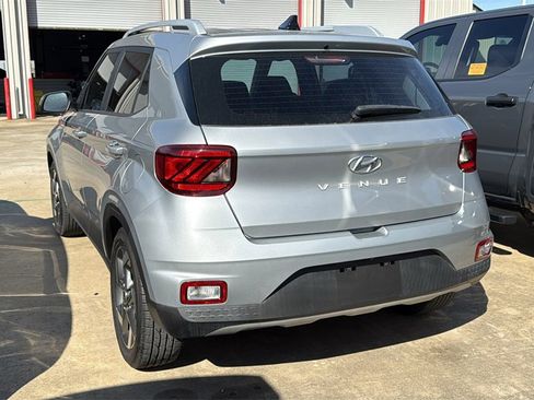 Used 2021 Hyundai Venue SEL image 4