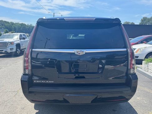 Used 2017 Cadillac Escalade ESV Luxury RWD image 3