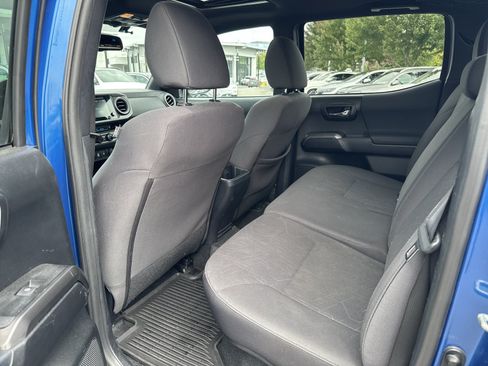 Used 2017 Toyota Tacoma TRD Off-Road w/ Premium & Technology Package AWD/4WD image 16