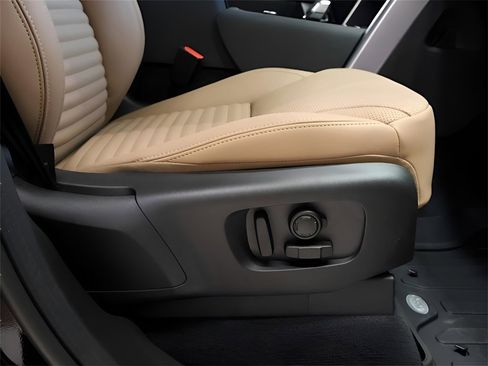 Used 2025 Land Rover Discovery Metropolitan Edition image 24