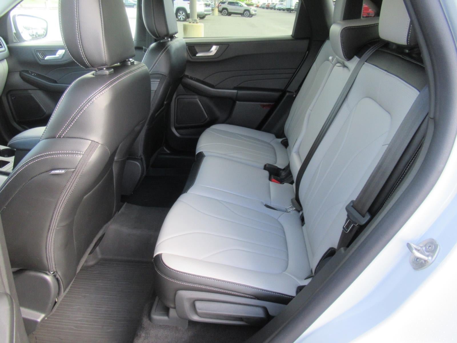 Used 2025 Ford Escape Platinum w/ Premium Technology Package AWD/4WD image 36