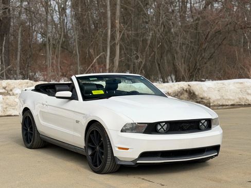 Used 2010 Ford Mustang GT Premium image 4