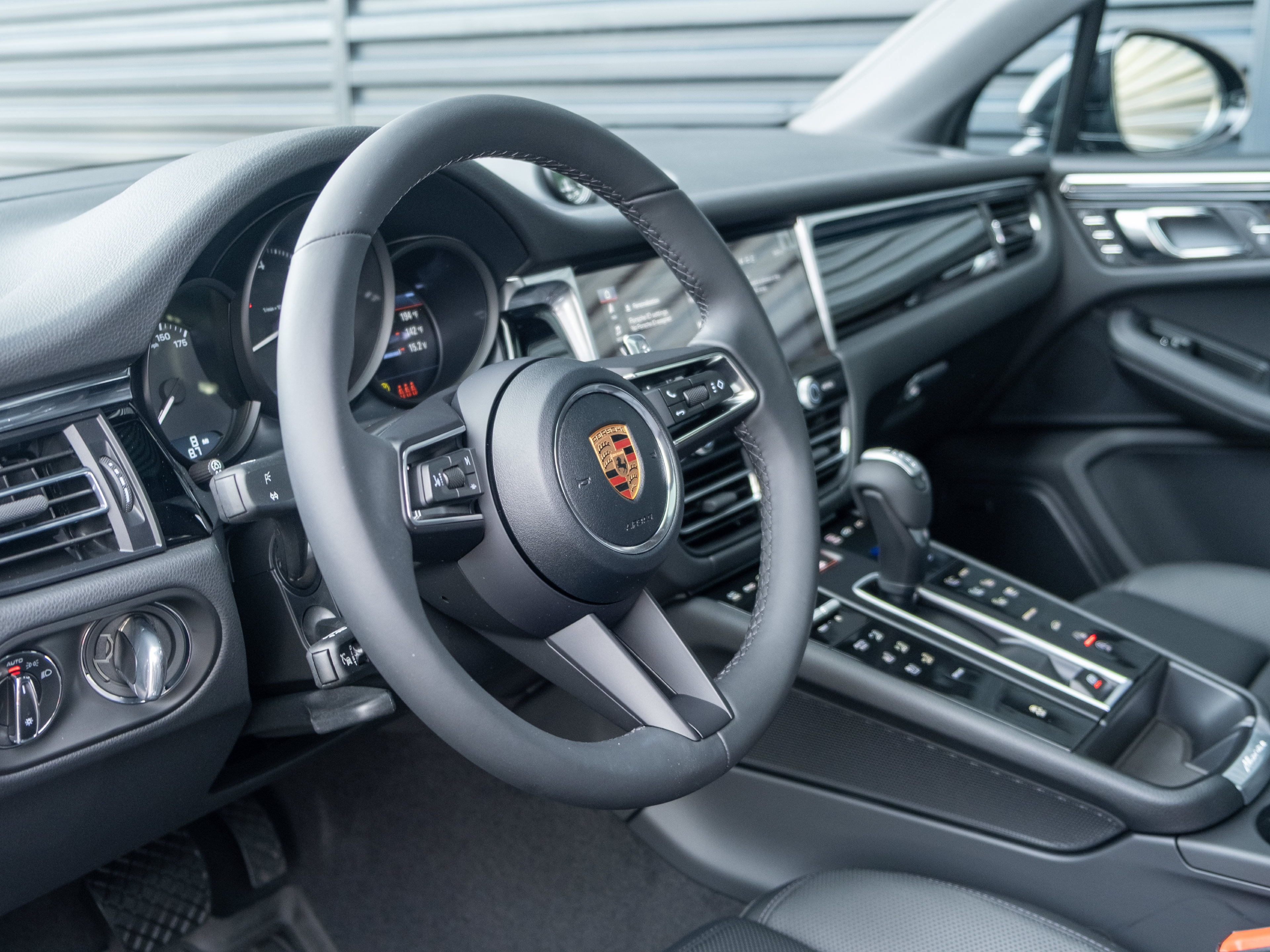 Certified 2026 Porsche Macan AWD/4WD image 4
