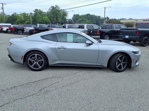 Used 2025 Ford Mustang Coupe RWD image 3