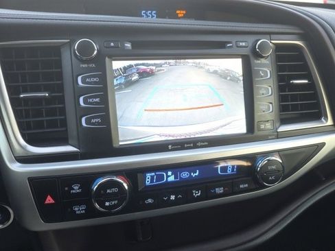 Used 2017 Toyota Highlander XLE image 12