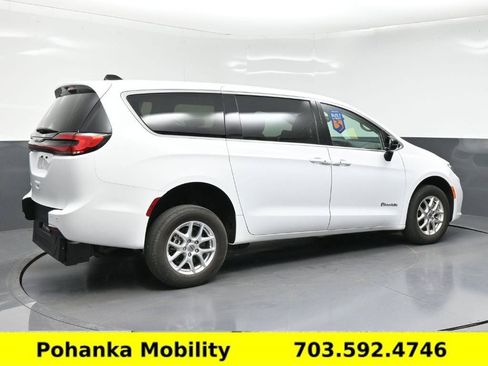 Used 2024 Chrysler Pacifica Touring-L FWD image 24