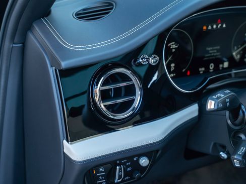 Used 2023 Bentley Bentayga Extended Wheelbase image 24