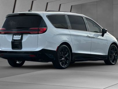 Used 2024 Chrysler Pacifica Limited w/ Uconnect Theater Family Group