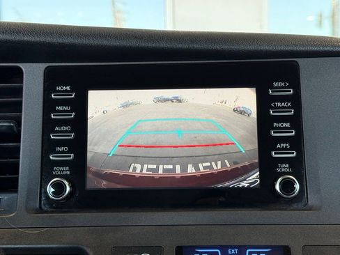Used 2018 Toyota Sienna L image 26