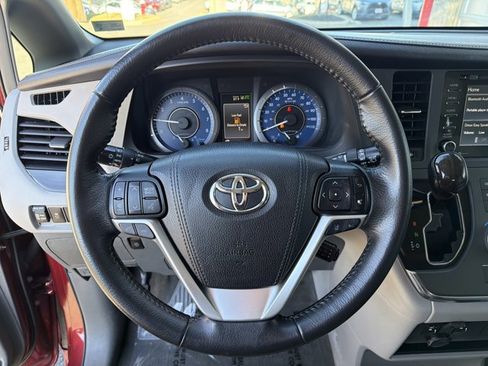 Used 2018 Toyota Sienna XLE image 14